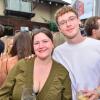 Hunderte von menschen treffen sich bei Wein am Stein, um wein zu trinken und gute musik zu hören