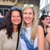 Hunderte von menschen treffen sich bei Wein am Stein, um wein zu trinken und gute musik zu hören