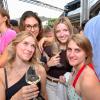 Hunderte von menschen treffen sich bei Wein am Stein, um wein zu trinken und gute musik zu hören