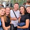 Hunderte von menschen treffen sich bei Wein am Stein, um wein zu trinken und gute musik zu hören
