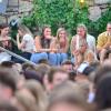 Hunderte von menschen treffen sich bei Wein am Stein, um wein zu trinken und gute musik zu hören