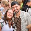 Hunderte von menschen treffen sich bei Wein am Stein, um wein zu trinken und gute musik zu hören