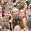 Hunderte von menschen treffen sich bei Wein am Stein, um wein zu trinken und gute musik zu hören