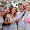 Hunderte von menschen treffen sich bei Wein am Stein, um wein zu trinken und gute musik zu hören