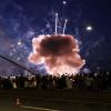 Ein Feuerwerkskörper explodiert in zu niedriger Höhe über Zuschauen beim Abschlussfeuerwerk der Rheinkirmes. Es gab mehrere Verletzte.