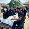 Menschen trauern, als die Leichen von Palästinensern, die bei einem israelischen Angriff auf Behelfszelte getötet wurden, in das Al-Nasser-Krankenhaus in Chan Junis, Gaza, gebracht werden.