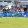 In der 21. Minute verhinderte Kotterns Keeper Antonio Mormone durch diesen parierten Handelfmeter die Führung des TSV 1860 München II. Letztlich setzten sich die „kleinen Löwen“ im Eröffnungsspiel der Bayernliga Süd aber mit 4:1 durch.