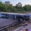 Nach einem Reifenplatzer hat ein Lastwagen die Mittelleitplanke durchbrochen und ist auf der A70 umgekippt. 