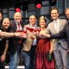 Gerolzhofens Weinprinzessin Johanna Würffel stieß am Freitag auf der Bühne mit den Hauptverantwortlichen und Ehrengästen des 49. Weinfests auf gutes Gelingen an.