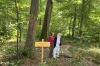 Neu im Steigerwald: die Herman-Eiche im Hain. Laut Revierleiterin Ellen Koller und Herman de Vries „ein Ort der Stille, Wahrnehmung und Begegnung.“