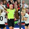 Runter, bitte: Schiedsrichterin Tess Olofsson schickt Kathrin Hendrich (r) vom Platz. Runter, bitte: Schiedsrichterin Tess Olofsson schickt Kathrin Hendrich (r) vom Platz.