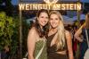Zahlreiche Menschen besuchen am Samstag 19.07.25 das Wein- und Musikfest „Wein am Stein“ in Würzburg.