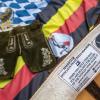 Die handgemachten Lederhosen aus Uganda sind aus dem Leder des dort lebenden Ankole-Rinds - und sehen schon sehr bayerisch aus.