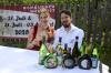 Peter Weis und Weinprinzessin Leonie stoßen auf das 54. Homburger Weinfest an.