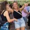Zahlreiche Menschen besuchen am Sonntag (20.07.25) das Open-Air-Event „exit: am stein“ auf dem Weingut am Stein in den Würzburger Weinbergen. Elektronische Klänge, sommerliche Stimmung und der Blick über die Stadt machen die Veranstaltung zu einem besonderen Erlebnis.