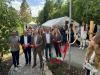 Mit dem symbolischen Durchschneiden des Bandes eröffneten (von links) der Projektleiter der Smarten Region Würzburg, Lukas Richter,  Landrat Thomas Eberth, Ochsenfurts Bürgermeister Peter Juks, Projektkoordinatorin Andrea Laumer, der stellvertretende Landrat Alois Fischer und Projektkoordinatorin Tina Bäuerlein den Mitmachgarten der Smarten Region Würzburg.