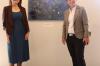 Künstlerin Claudia Leonor Wührl (links) stellt derzeit im Fränkischen Spitalmuseum in Aub aus. Bei der Vernissage erklärte Kuratorin Kerstin Möller (rechts) ihre Werke.