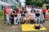Die beiden Lehrerinnen Lena Wiedenbauer (links) und Carina Krapf (rechts), die den Schulsanitätsdienst am LSH leiten, gemeinsam mit den teilnehmenden Schülerinnen und Schülern des Erste-Hilfe-Kurses, die Gästen am Schulfest ihr Präsentationsmaterial vorführten und erklärten.