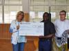 Rektorin Michaela Kirchner übergibt den Spendenscheck über 575 Euro an Pfarrer Silverius Mwiringa aus Nkile in Tansania. Die Zusammenarbeit mit ihm besteht schon mehr als 15 Jahre, Pfarrer Thomas Amrehn hatte die Pfarrei Nkile in Tansania im vergangenen Jahr besucht. Die Spende wird für den Bau eines Kindergartens verwendet.