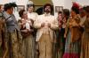 Das American Opera Studio aus Kansas feierte mit ihrer Version des „Albert Herring“ von Benjamin Britten im Haus Hopfensee. Die vogelwilde, quietschbunte Deutschlandpremiere wurde zur überraschenden Punktlandung.