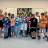 Elisa Kunder, Marlon, Rinat, Clara, Emilia, Dean, Michael, Marlon, Max und Liana vor dem Müll-Kunstwerk.