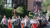 Die Fahnenabordnungen und Festgäste zogen nach dem Festgottesdienst in der Wermerichshausener Kirche zum Festzelt neben dem Schützenhaus.