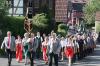 Die Fahnenabordnungen und Festgäste zogen nach dem Festgottesdienst in der Wermerichshausener Kirche zum Festzelt neben dem Schützenhaus.