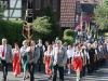 Die Fahnenabordnungen und Festgäste zogen nach dem Festgottesdienst in der Wermerichshausener Kirche zum Festzelt neben dem Schützenhaus.