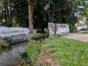 Die Fußgängerbrücke im Siebener-Park wurde 2022. Jetzt steht eine Absperrung an der Stelle.