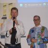 Schulleiter Philipp Specht (links) bedankte sich bei Axel Reitz mit einem Geschenk.