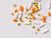 Blutverdünner können die Wirkung von Vitamin K2 beeinflussen. Doch wie gefährlich ist die Kombination wirklich?