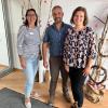 Die Leiterin des „Sternenzelts“, Beate Neumeister (li.), bedankte sich herzlichst bei Stefan Linz und Ehefrau Maria - sowie dem Geschäftspartner des Unternehmens.