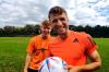 Jannik Freestyle (links) zeigt nicht nur Thomas Müller seine Tricks, sondern bald auch Kindern in Bernbeuren. 