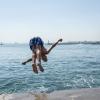 Ein Junge in Istanbul springt ins Meer, um sich abzukühlen.