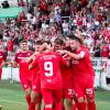 Spieler der Würzburger Kickers freuen sich nach einem Tor gegen die TSG Hoffenheim in der 1. Runde des DFB-Pokals 2024/25. 