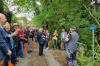 Beim Ortsrundgang in Ollarzried mit Stopp am Löffelkraut-Thema mit Biologe Peter Harsch.