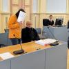 Der Mann sieht sich zu unrecht angeklagt. Der Mann sieht sich zu unrecht angeklagt.