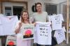Julia Hofbauer und Andreas Herrmann, Lehrkräfte der Klasse 8e der Leopold-Sonnemann-Realschule Höchberg, präsentieren im Druckquartier die von den Schülerinnen und Schülern entworfenen Käppele-T-Shirts und Käppele-Taschen. Die Taschen werden beim Abschlussevent am 29. Juli zu kaufen sein, alle Einnahmen kommen der Käppele-Sanierung zugute.