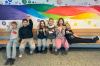 Schülerinnen und Schüler aus der 5. Jahrgangsstufe freuen sich über ihre Kulis.