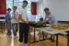 Renate Förster zeigt den Schülerinnen und Schülern des Gymnasiums Gerolzhofen Entspannungstechniken.