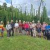 Wandergruppe vor dem Hopfengarten in Distelhausen.
