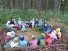 Försterin Kathrina Schafhauser (im Foto links) und die Kinder genießen es, im selbstgebauten Vogelnest zu sitzen. 