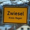 Zwiesel ist eine Kleinstadt mit rund 9.000 Einwohnern unweit der Grenze zu Tschechien. (Archivbild) Zwiesel ist eine Kleinstadt mit rund 9.000 Einwohnern unweit der Grenze zu Tschechien. (Archivbild)