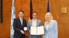 Innenstaatssekretär Sandro Kirchner (links) überreichte gemeinsam mit Regierungspräsidentin Susanne Weizendörfer das Bundesverdienstkreuz an Matthias Klöffel.