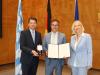 Innenstaatssekretär Sandro Kirchner (links) überreichte gemeinsam mit Regierungspräsidentin Susanne Weizendörfer das Bundesverdienstkreuz an Matthias Klöffel.