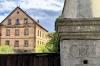 Hinter diesem alten Gebäude in der Schallfelder Straße in Frankenwinheim versteckt sich das neue Baugebiet der Gemeinde, für das der Gemeinderat einstimmig den Bebauungsplan „Am Kindergarten“ aufgestellt hat.