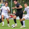 Zwei Torschützen nehmen Jan Martin (Mitte) vom TSV Karlburg in die Zange: Benjamin Desic (links) traf zum 1:0, Muhammed Ali Kapukiran erzielte das 3:1 für den TSV Abtswind. Die Abtswinder gewannen das Duell der beiden Bayernliga-Absteiger mit 4:1.