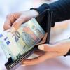 Nach einer Gehaltserhöhung weniger Geld im Portemonnaie als zuvor? Dass das tatsächlich passieren kann, ist ein weit verbreiteter Irrglaube. Nach einer Gehaltserhöhung weniger Geld im Portemonnaie als zuvor? Dass das tatsächlich passieren kann, ist ein weit verbreiteter Irrglaube.