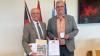 Zur Auszeichnung mit der "Denkmalschutzmedaille" von Landrat Wilhelm Schneider (links) gratulierte auch Bürgermeister Helmut Dietz, zu dessen Gemeindebereich  Gereuth gehört.