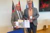 Zur Auszeichnung mit der "Denkmalschutzmedaille" von Landrat Wilhelm Schneider (links) gratulierte auch Bürgermeister Helmut Dietz, zu dessen Gemeindebereich  Gereuth gehört.
